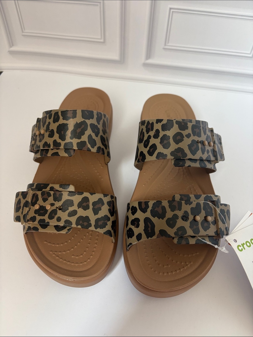 Brand New Crocs Brooklyn Leopard Print Sandals – Women’s Size 7 - Picture 2 of 4